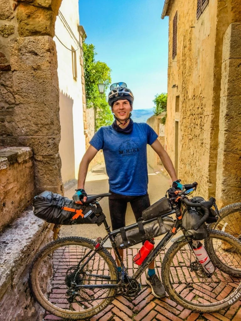 Framsida -Deals Kläder Butik TuscanyTrail 2019 3 Monteriggioni Siena Pienza Radicofani 10 768x1024 1