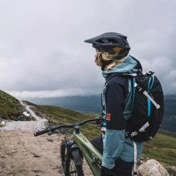 USWE Flow 16 Hydration Backpack 53 USWE Flow 16 Hydration Backpack -Deals Kläder Butik USWE Flow 16 Hydration Backpack Hydration Packs Malmoe Blue SS21 V 2162826 1 11